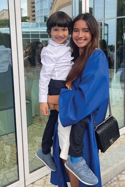 La joven tenista –que llevó cartera Chanel–, junto al benjamín de la familia.