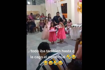 La joven vivió un vergonzoso momento en su cumpleaños (Captura video)