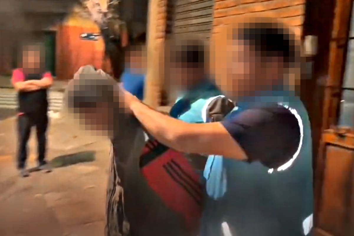 La joven y los cuatro delincuentes fueron detenidos.