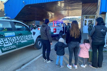 La joven y los dos niños rescatados por la Gendarmería Nacional