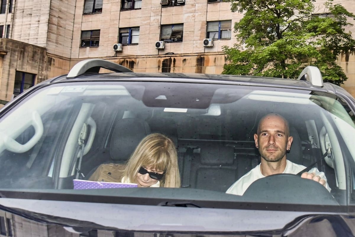 La jubilada Beatriz Viegas y su hijo, Pablo Martín Feijoo, la semana pasada, al retirarse de los tribunales luego de que la jubilada declarara en la causa que involucra al jefe de gabinete, Manuel Adorni