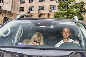La jubilada Beatriz Viegas y su hijo, Pablo Martín Feijoo, la semana pasada, al retirarse de los tribunales luego de que la jubilada declarara en la causa que involucra al jefe de gabinete, Manuel Adorni