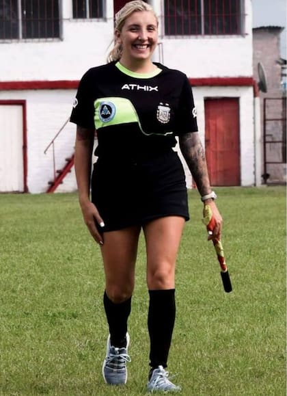 La jueza de fútbol Dalma Cortadi volvió a dirigir un partido