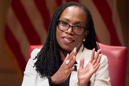La jueza de la Corte Suprema, Ketanji Brown Jackson, calificó la decisión como “otro grave abuso de nuestro expediente de emergencia”