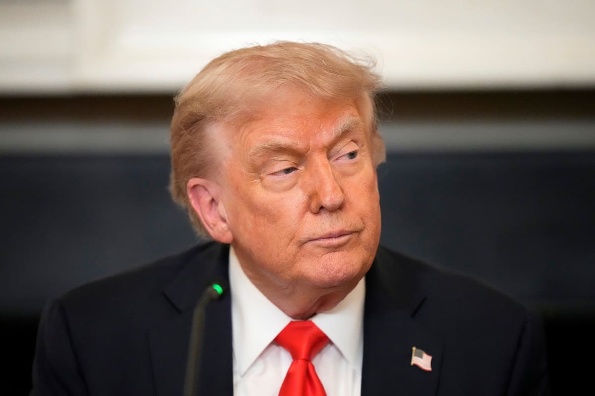 La jueza Denise J. Casper bloqueó de manera indefinida la orden ejecutiva de Trump, al considerar que excedía sus competencias constitucionales sobre el sistema electoral