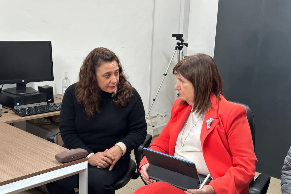 La jueza federal Cristina Elizabeth Pozzer Penzo, anteayer, junto a la ministra Patricia Bullrich