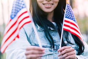 La jueza federal Indira Talwani, con sede en Boston, emitió una orden de restricción temporal que bloquea la revocación del family reunification parole
