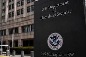 Oficial: una jueza de California declara al DHS en desacato y complica las redadas migratorias del ICE en Los Ángeles