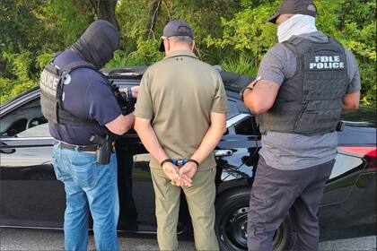 La jueza federal Sunshine Sykes certificó una clase amplia de migrantes que cuestionaron la política de detención automática del DHS, lo que abre la posibilidad de que puedan reclamar una audiencia de fianza.