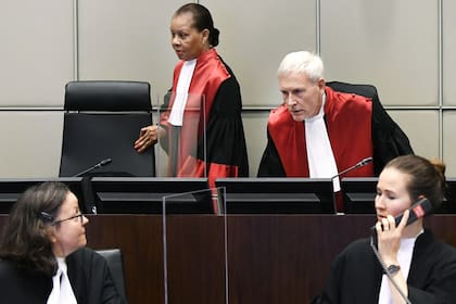 La jueza Janet Nosworthy y el juez presidente David Re llegan a una sesión del Tribunal Especial para el Líbano respaldado por la ONU, en Leidschendam