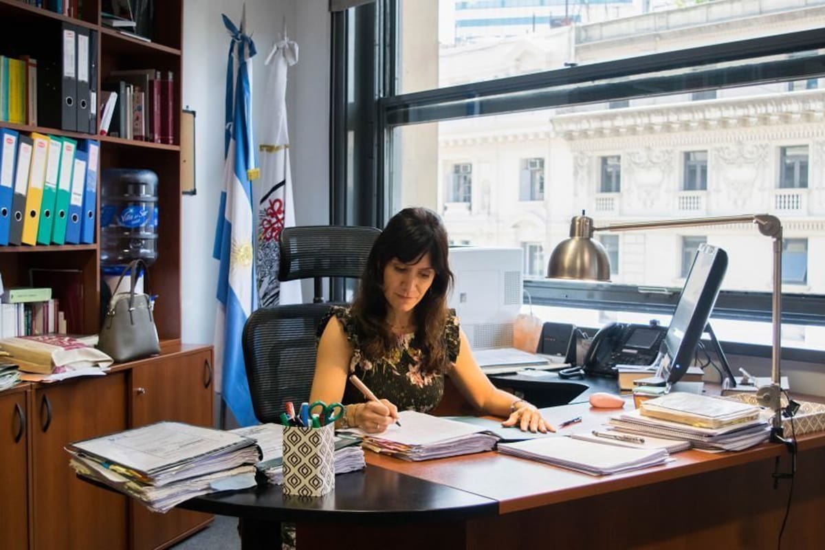 La jueza Lourido en su oficina; el premio fue para todo el personal del juzgado