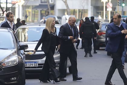 La jueza María Eugenia Capuchetti llega al departamento de Cristina Kirchner, el día posterior al atentado, para tomarle declaración acompañada por el fiscal Carlos Rívolo