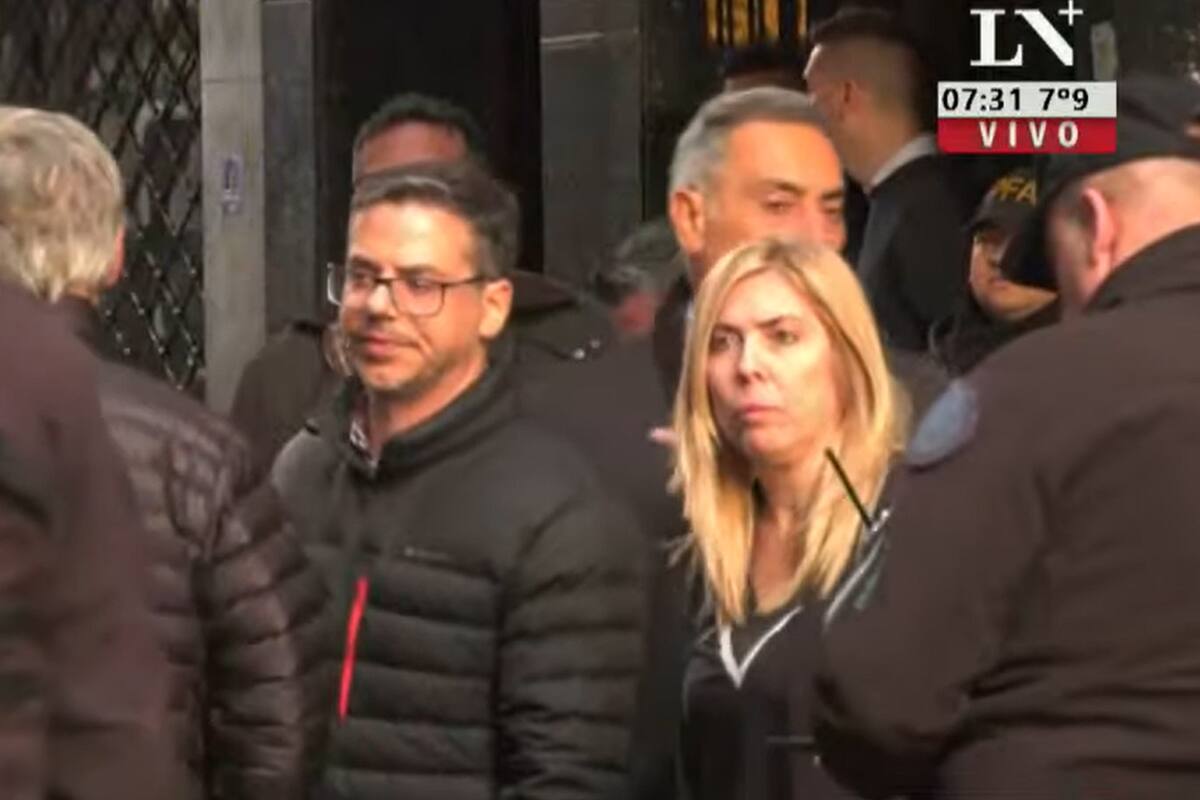 La jueza María Eugenia Capuchetti al llegar a la casa de Cristina Kirchner