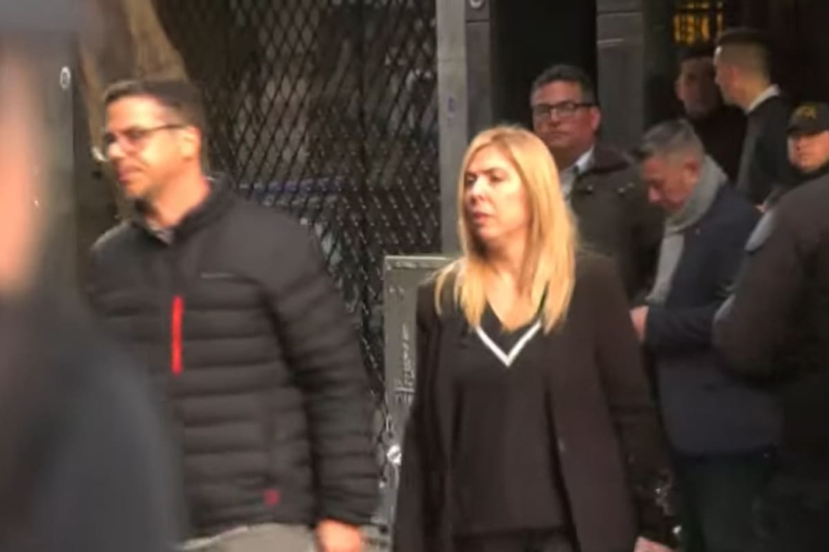 La jueza María Eugenia Capuchetti al llegar a la casa de Cristina Kirchner