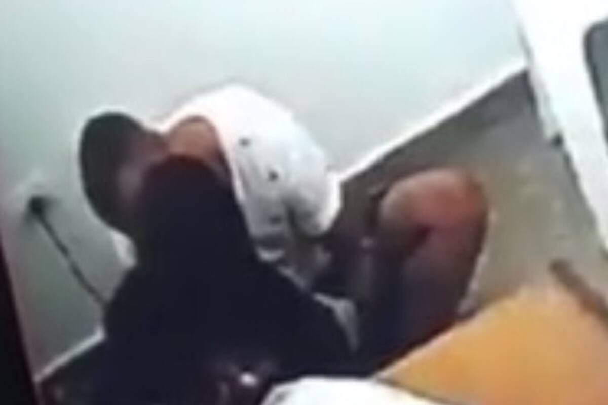 La jueza Mariel Suárez durante su encuentro en la cárcel con Cristian Bustos, quien pocos días antes había sido condenado a prisión perpetua por el tribunal que integra Suárez; el voto de la magistrada no apoyó la pena impuesta por sus dos colegas