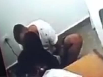 La jueza Mariel Suárez junto con el condenado Cristian Omar Mai Bustos.