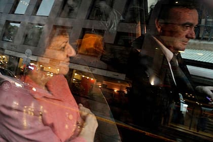 La jueza Najurieta, ayer, al salir de Tribunales tras dictar el fallo que benefició a Clarín