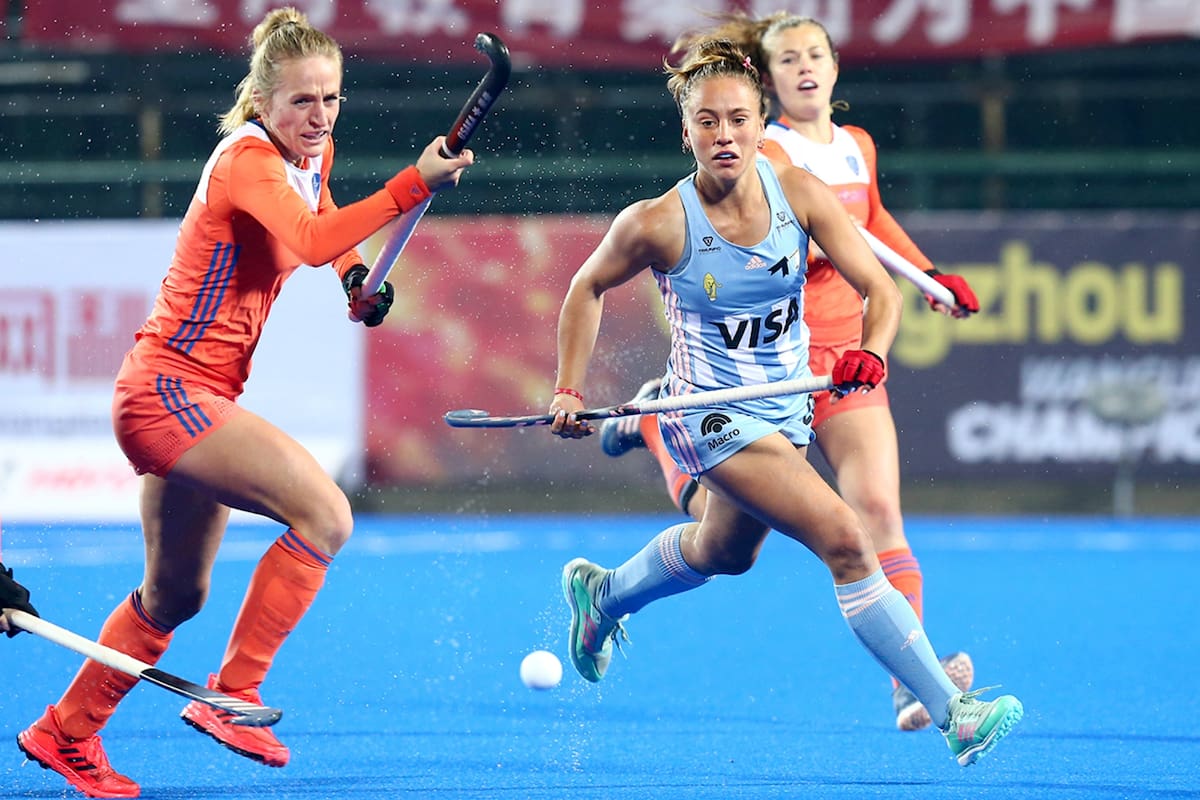 La jugada de Julieta Jankunas no prospera; la Argentina cayó ante las campeonas mundiales