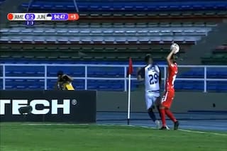 Extraña roja. ¿Teo Gutiérrez mereció ser expulsado por esta falta en un lateral?