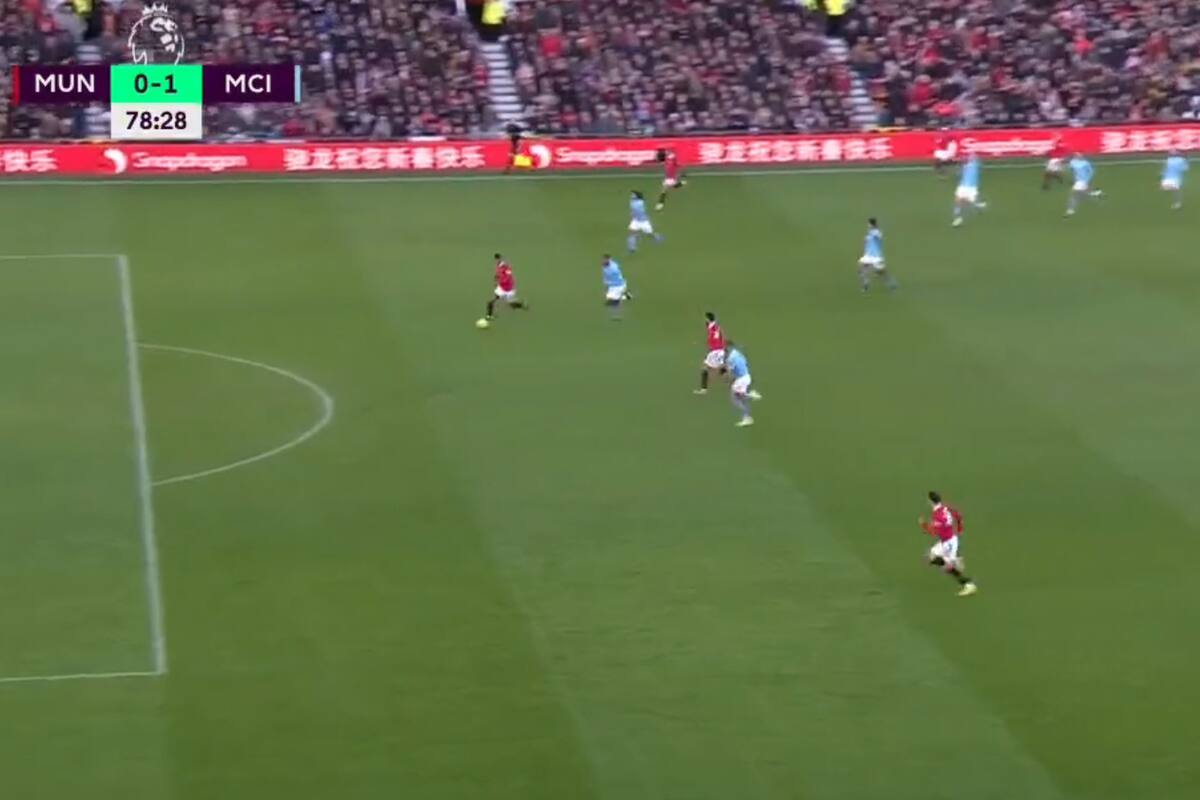 La jugada de la discordia: Rashford recibe el pase en clara posición adelantada