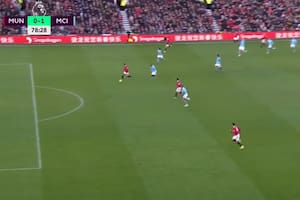 La jugada de la discordia: Rashford recibe el pase en clara posición adelantada
