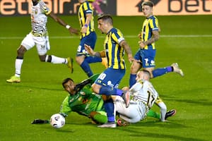 La jugada de la noche: Emiliano Vecchio deja en el camino al arquero Varela y convertirá el gol del triunfo de Rosario Central sobre Deportivo Táchira