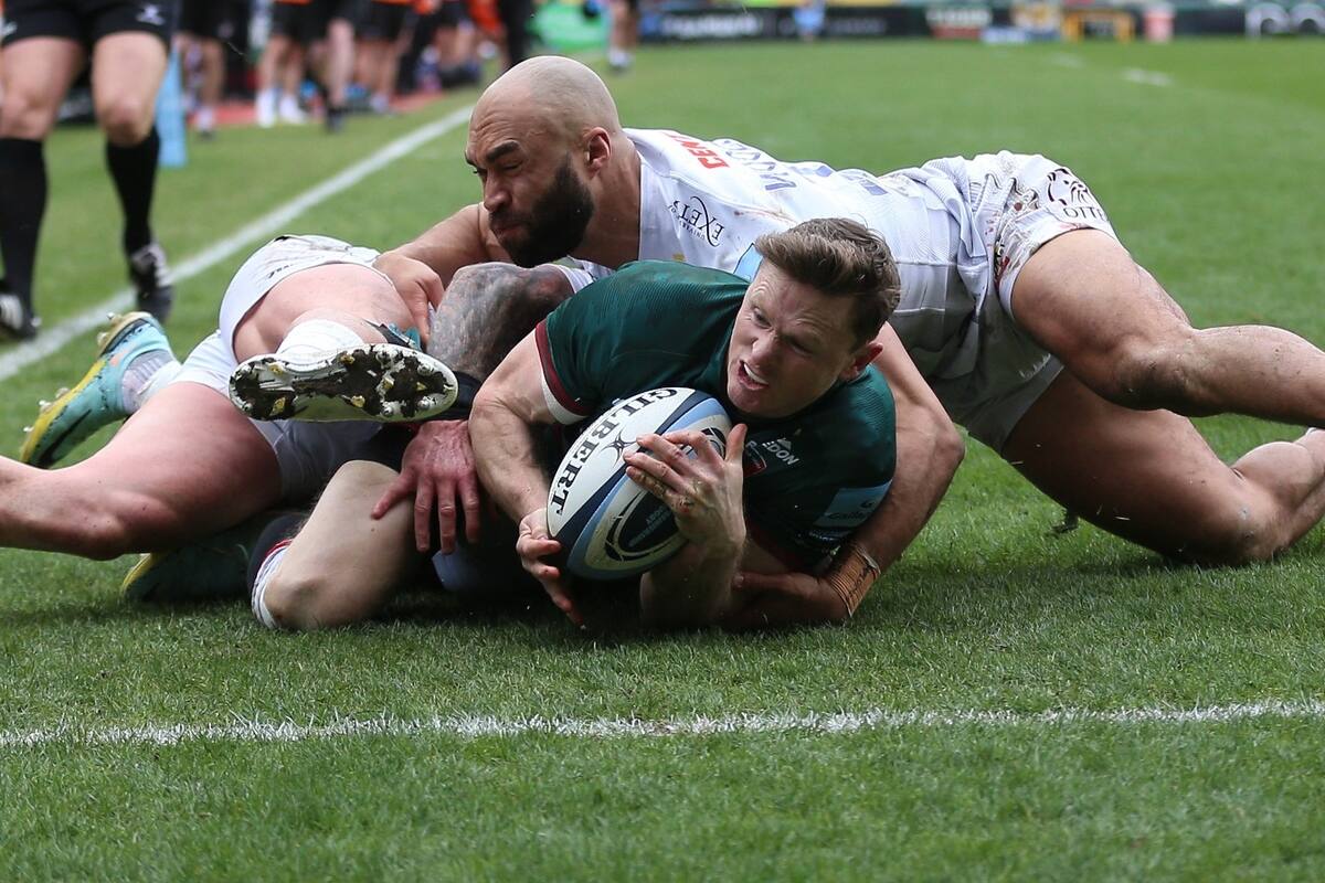 La jugada de la polémica: Ashton con la pelota, defendido por Hogg y por Woodburn, que luego recibirá amarilla, la segunda, y será expulsado