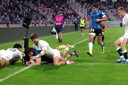La jugada de la polémica: el árbitro no convalidó el try ni sancionó penal por presunto tackle alto de dos jugadores ingleses