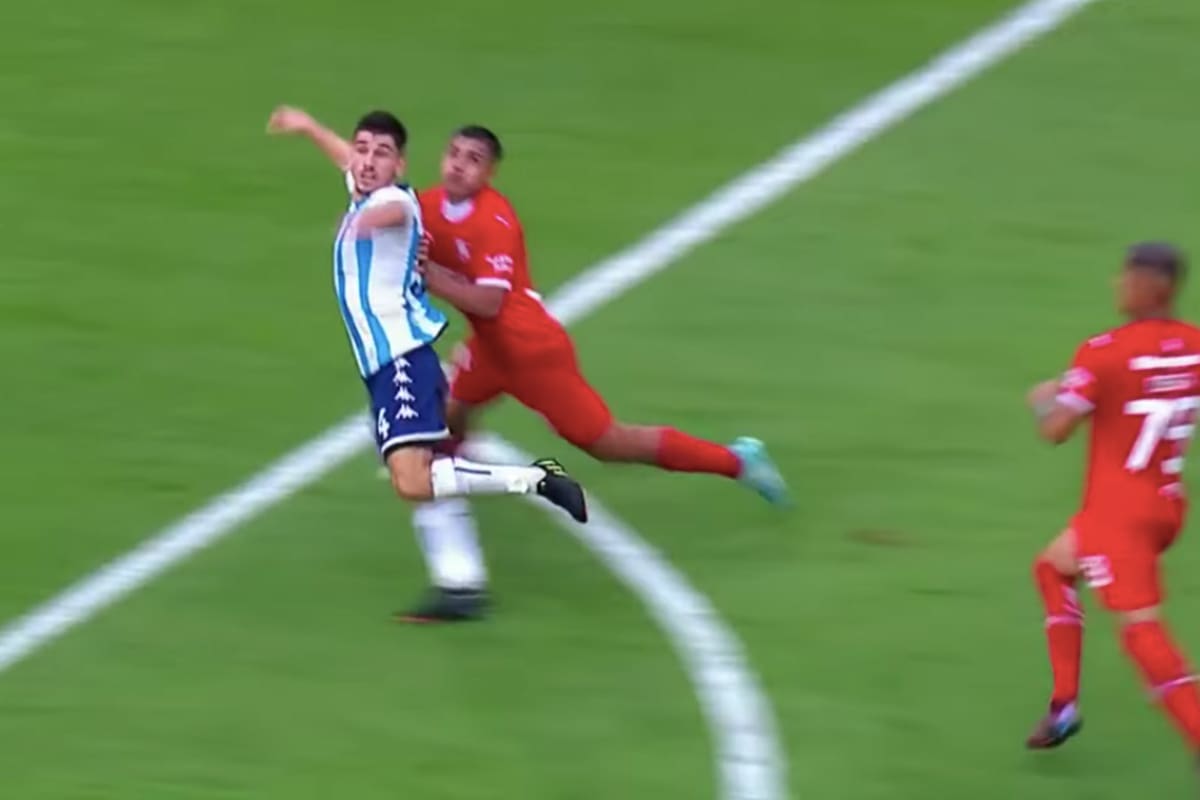 La jugada de la polémica en Independiente vs. Racing: Javier Vallejo le comete infracción desde atrás a Facundo Mura y Yael Falcón Pérez sanciona penal: ¿fue afuera?