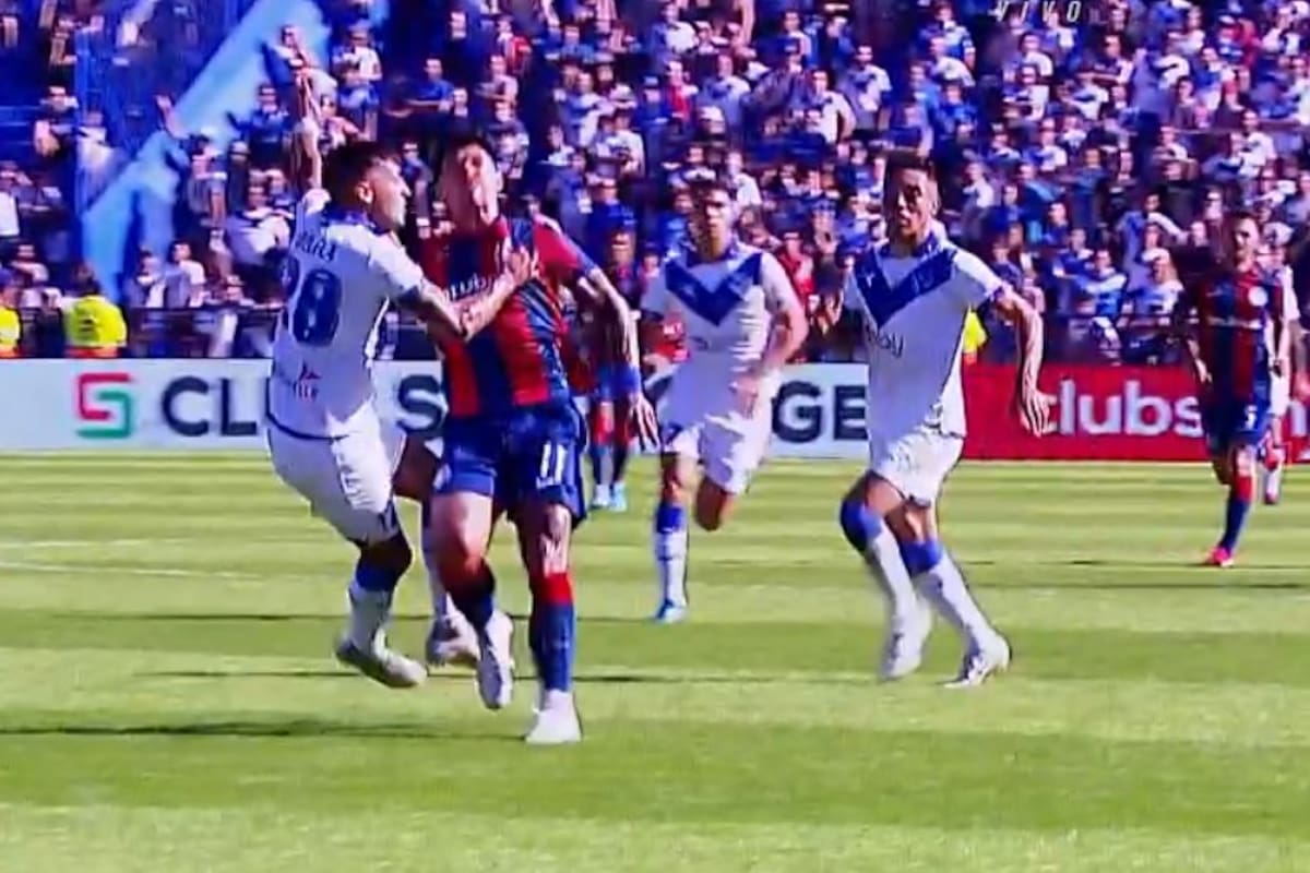 La jugada de la polémica en Vélez vs. San Lorenzo: Hernán Mastrángelo cobró falta de Adam Bareiro contra Miguel Brizuela y anuló el posterior gol del delantero del Ciclón.