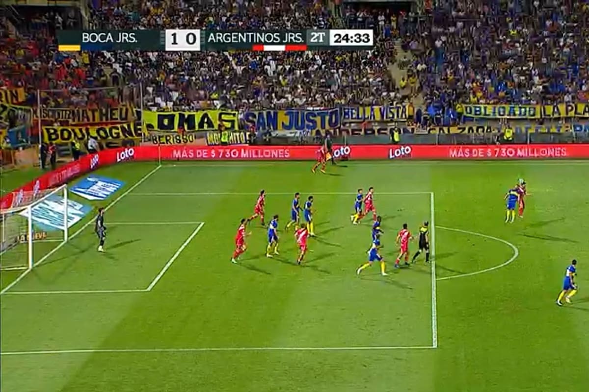 La jugada de la polémica: mientras sale el cabezazo, Ávalos, que participará de la jugada, está en fuera de juego