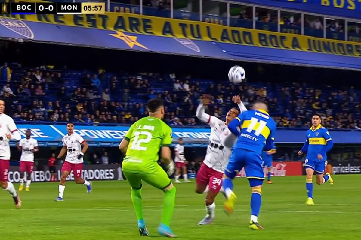 La jugada de la primer polémica, apenas empezó el partido: la pelota dio en la mano de Edson Castillo, dentro del área venezolana