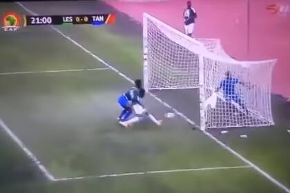 La jugada debería terminar en gol... Pero no