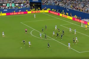 ¿Debió seguir? La controvertida decisión del árbitro en el final de Uruguay-Arabia Saudita