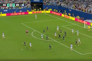 ¿Debió seguir? La controvertida decisión del árbitro en el final de Uruguay-Arabia Saudita