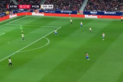 La jugada desafortunada: Eric García juega hacia atrás para Joan García, que falla el despeje