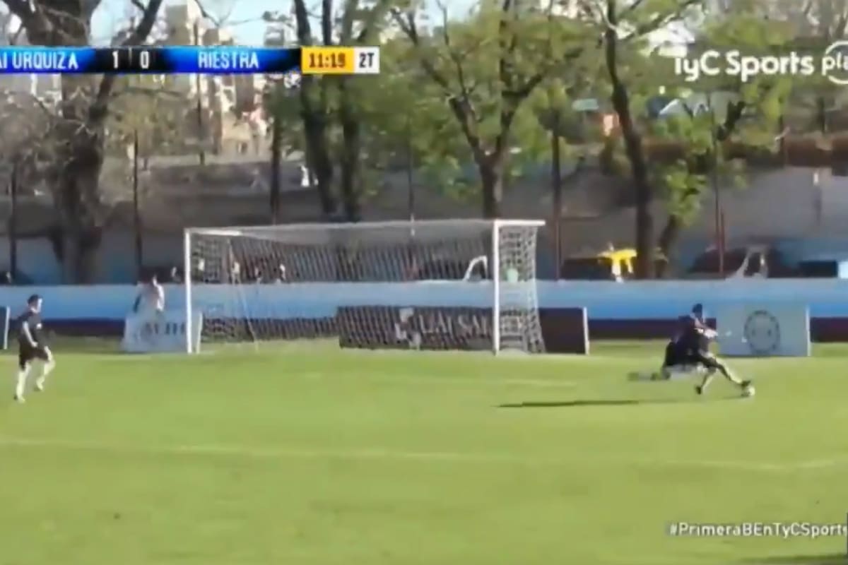 La jugada en la que cobraron penal para Riestra