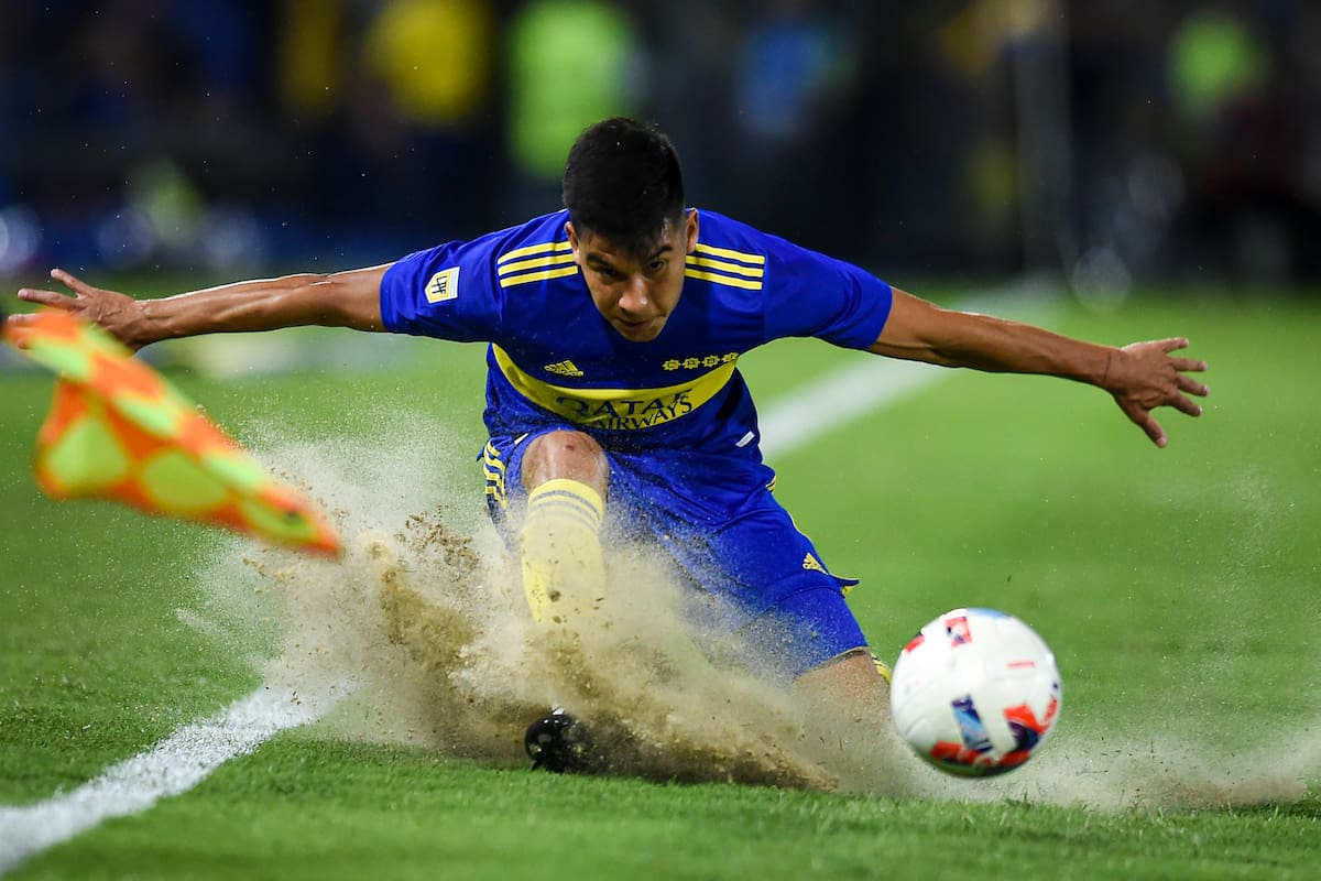 La jugada en la que Guillermo Fernández, de Boca, pudo lesionarse ante Colón, en la primera fecha: el volante patea el balón durante un partido de la Copa Liga Profesional 2022 en una Bombonera con parches y arena
