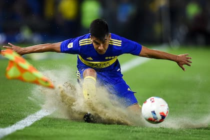 La jugada en la que Guillermo Fernández, de Boca, pudo lesionarse ante Colón, en la primera fecha: el volante patea el balón durante un partido de la Copa Liga Profesional 2022 en una Bombonera con parches y arena