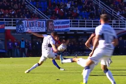 La jugada en la que San Lorenzo pidió penal ante Gimnasia en el Nuevo Gasómetro, tras el zurdazo de Agustin Ladstatter