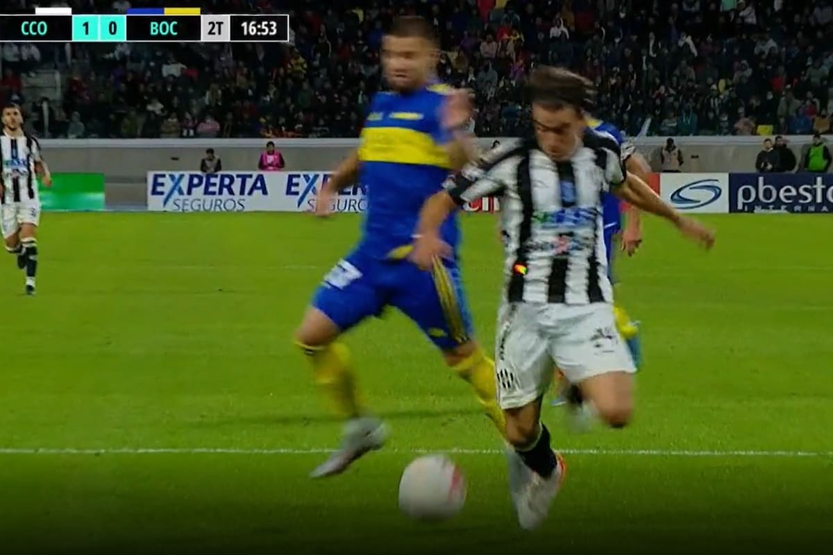 La jugada en la que Weigandt choca con González Metilli; para el VAR, correspondió penal para Central Córdoba