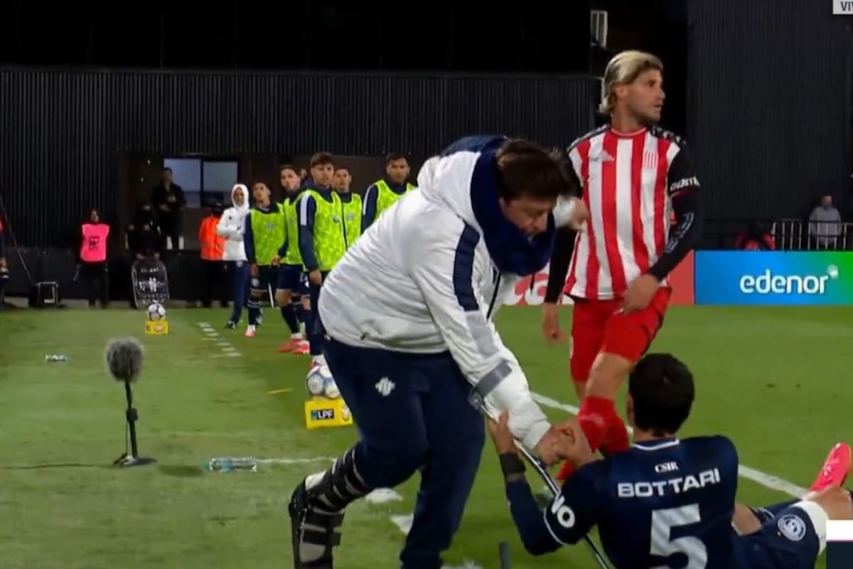 La jugada entre Insua y Bottari que termina arrastrando al DT Berti, de Independiente Rivadavia, con las muletas y el tobillo fracturado