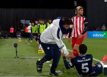 La jugada entre Insua y Bottari que termina arrastrando al DT Berti, de Independiente Rivadavia, con las muletas y el tobillo fracturado
