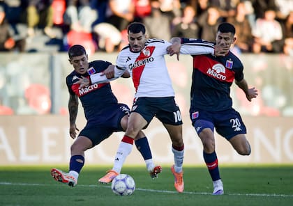 La jugada polémica: Angel Correa entra en el área de Tigre y es derribado por Nahuel Banegas (también acompaña Alan Barrionuevo), pero el árbitro no sancionó el penal