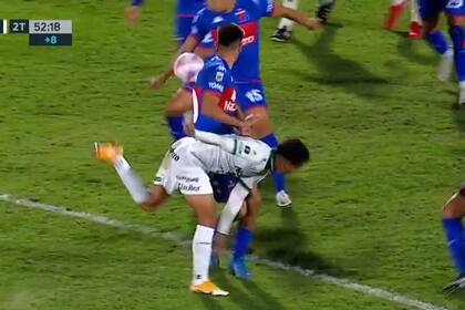 La jugada polémica: en el final, Sarmiento reclamó penal