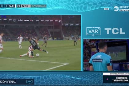 La jugada que Arasa, viendo el VAR, termina sancionando penal de Perruzzi a Varaldo: no hubo infracción, pero...