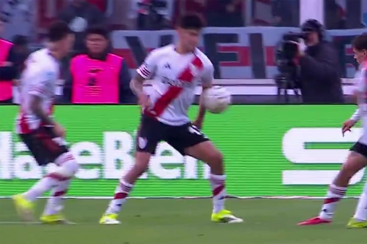 La jugada que cambió el rumbo de la final: la pelota impacta en el brazo izquierdo de Lautaro Rivero; ¿fue penal?