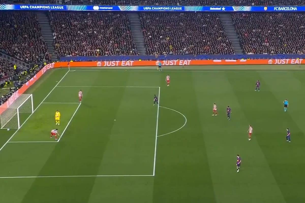 La jugada que desató la polémica en el duelo de cuartos de final entre Barcelona y Atlético de Madrid: Juan Musso hizo un saque de arco, Marc Pubill tomó la pelota con una mano en su área y no hubo penal.