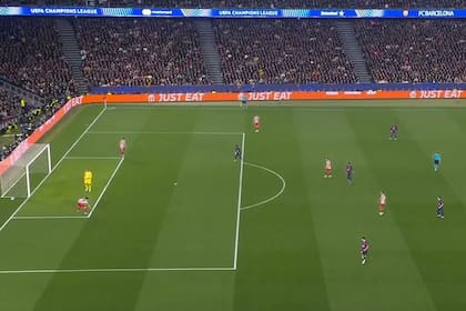 La jugada que desató la polémica en el duelo de cuartos de final entre Barcelona y Atlético de Madrid: Juan Musso hizo un saque de arco, Marc Pubill tomó la pelota con una mano en su área y no hubo penal.