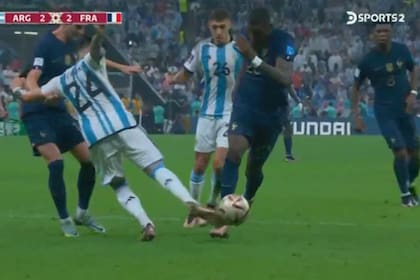 La jugada que el VAR casi convierte en penal: Enzo Fernández intenta frenar a Marcus Thuram, que caerá dentro del área